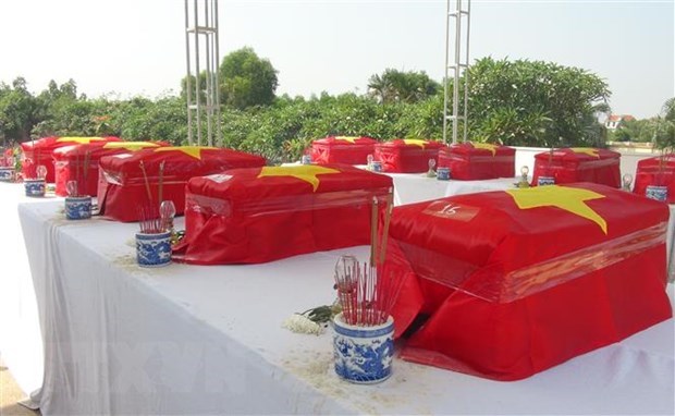 Inhumation des restes de 99 soldats volontaires vietnamiens tombés au Cambodge et à An Giang