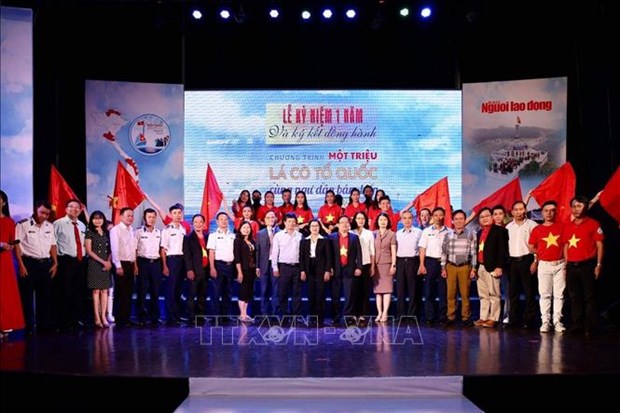 Remise de plus de 100 000 drapeaux nationaux aux pêcheurs