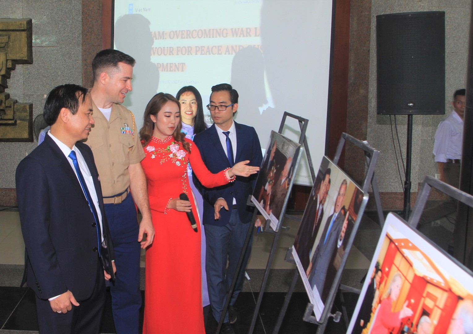 Exposition de photos en l’honneur du 25e anniversaire de l’établissement des relations diplomatiques Vietnam-Etats-Unis