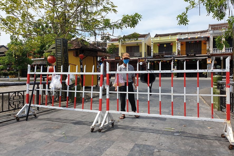 COVID-19 mise en place de la distanciation sociale dans la ville de Hoi An