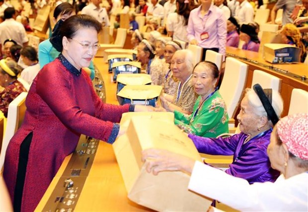 La présidente de l’AN rencontre 300 mères héroïnes du Vietnam
