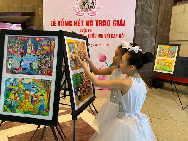 L Oncle Ho toujours dans le cœur des enfants vietnamiens