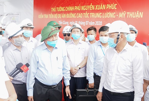 Le PM examine les travaux de construction de l’autoroute Trung Luong-My Thuan