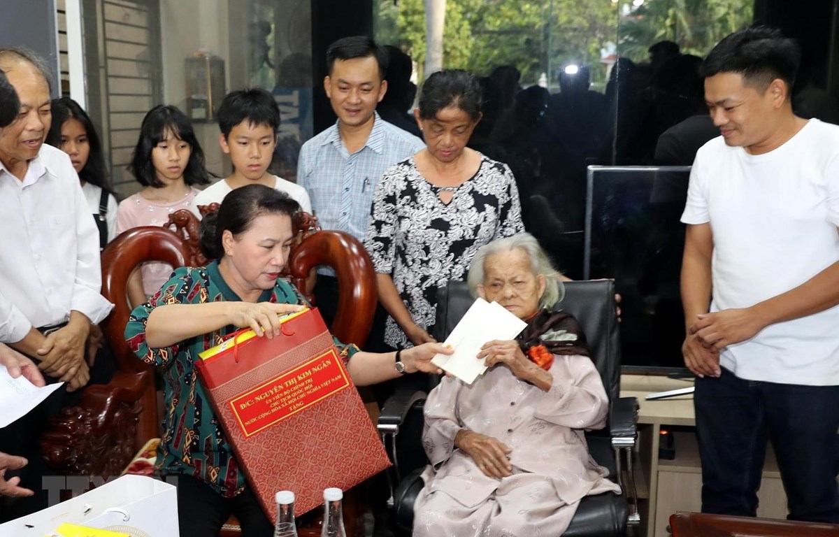 La présidente de l’AN visite des mères vietnamiennes héroïques à Quang Nam et à Da Nang