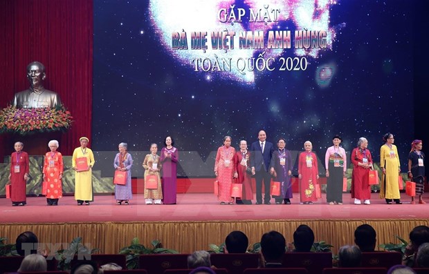 Le Premier ministre Nguyen Xuan Phuc rencontre les représentantes des mères héroïnes