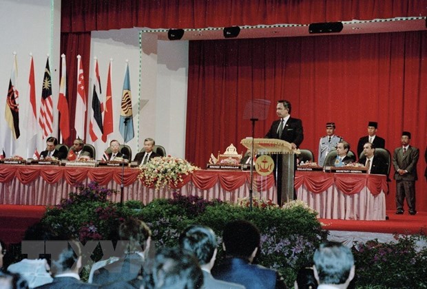 25 ans d’adhésion du Vietnam à l’ASEAN S’unir pour une Communauté de l ASEAN «Cohésif et réactif»