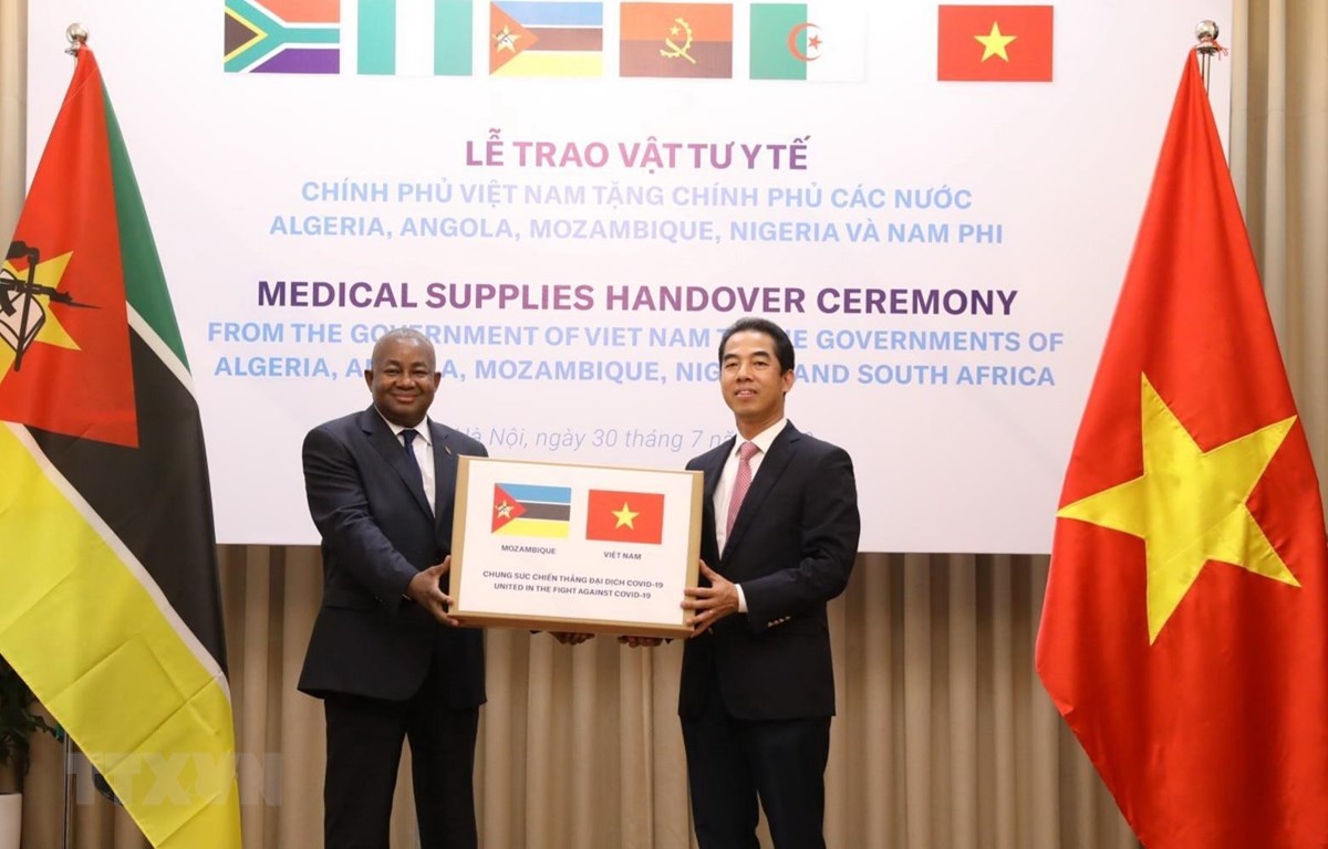 Remise de masques médicaux à des pays africains