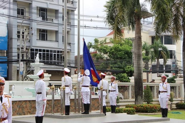 Le Laos hisse le drapeau de l’ASEAN pour célébrer le 53e anniversaire de l ASEAN