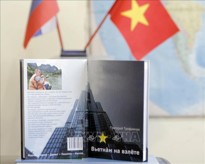 Le livre Vietnam prend son envol contribue à resserrer l amitié Vietnam-Russie