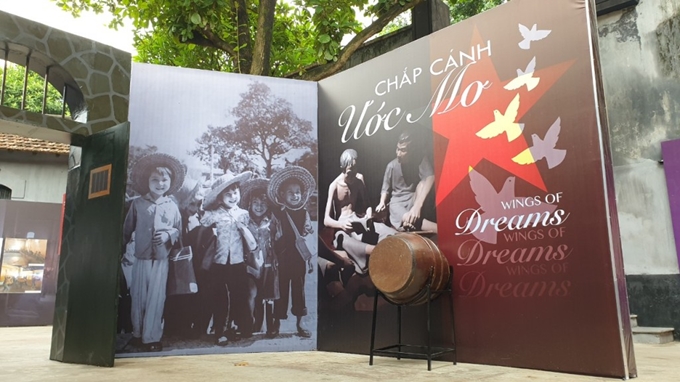 Exposition «Donner des ailes aux rêves» à la prison Hoa Lo
