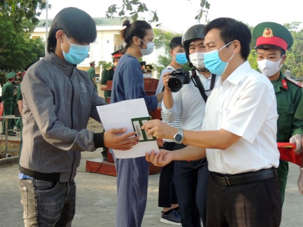 COVID-19 Ninh Thuan remet l’attestation de remplir le délai de quarantaine à des citoyens