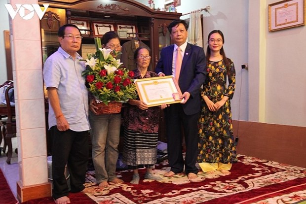Le premier Vietnamien au Laos à recevoir l insigne des 70 ans d adhésion au PCV