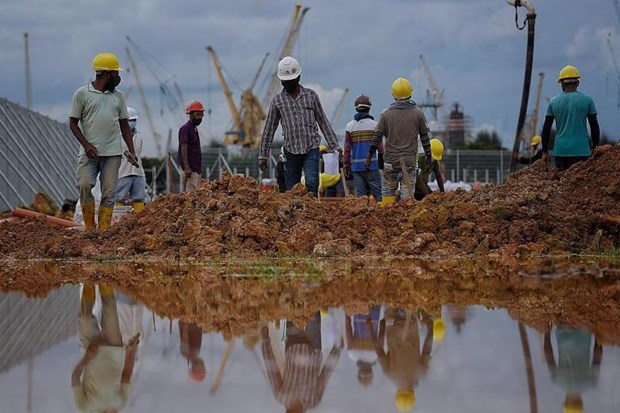 Singapour 265 000 travailleurs étrangers peuvent reprendre leur travail