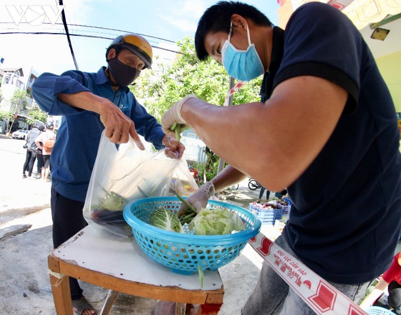 COVID-19 «magasin à zéro dông» pour les personnes déshéritées à Da Nang