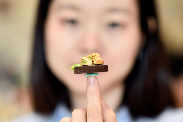 L’AFP salue les plats miniatures d’une jeune Vietnamienne