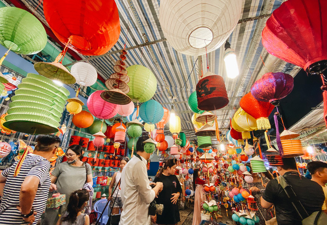 Hô Chi Minh-Ville la rue des lanternes somptueuses avant la Fête de la mi-automne