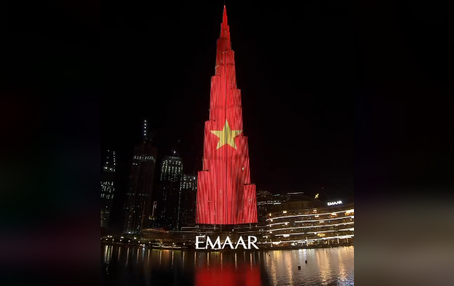 Le drapeau vietnamien “brille” sur la plus haute tour du monde à Dubaï