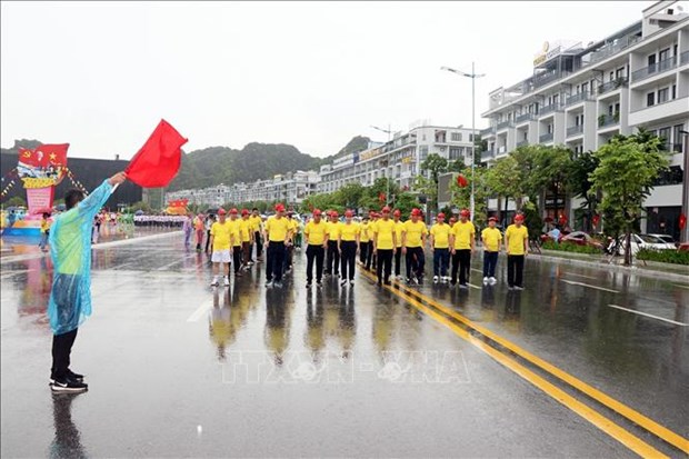 Plus de 2 200 personnes participent à la journée de course olympique pour la santé publique de Quang Ninh