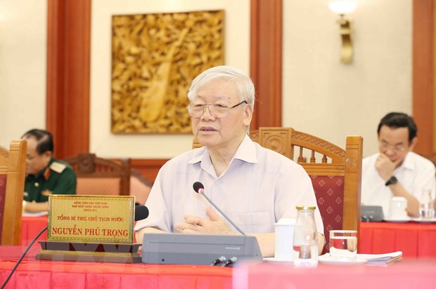 Le leader Nguyên Phu Trong montre la voie à la Police populaire