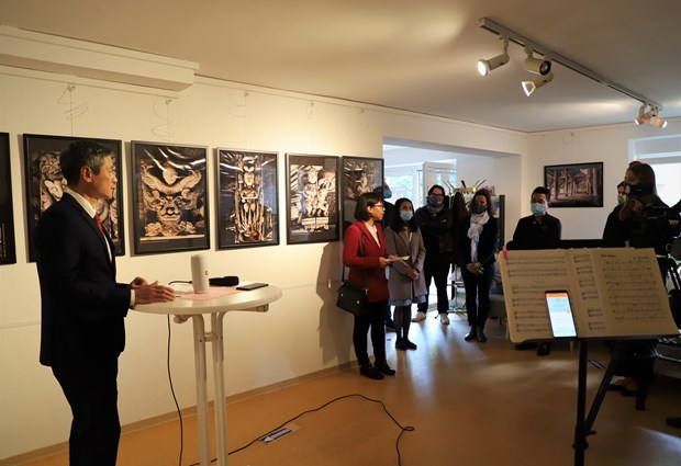 Présentation de la maison communale vietnamienne auprès du public allemand
