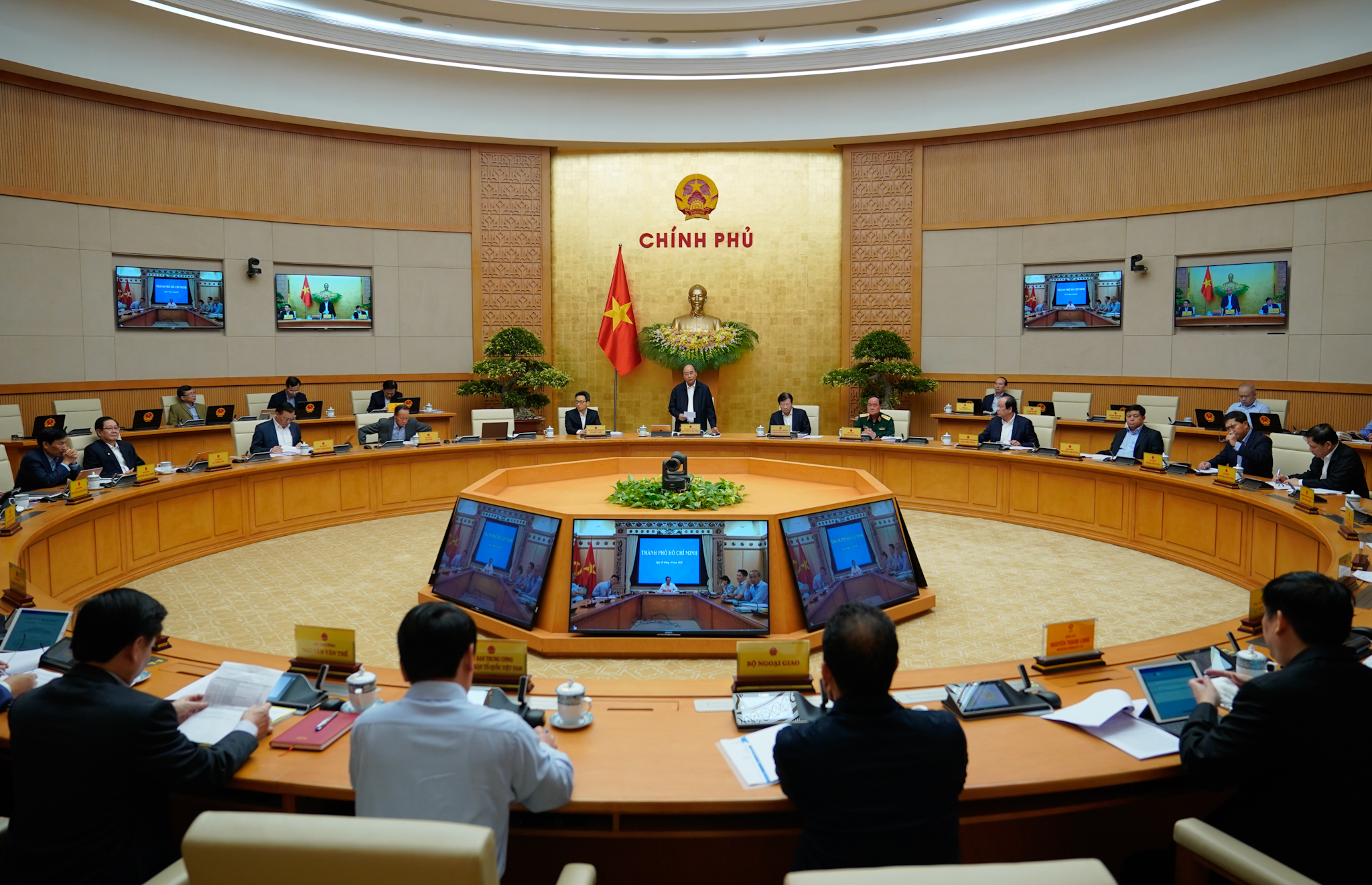 Le PM Nguyên Xuân Phuc demande de redoubler d’efforts pour faire avancer le pays
