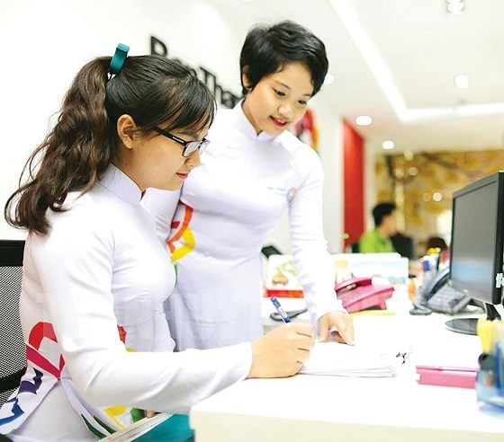 Quang Ninh encourage les femmes à porter le «ao dài» traditionnel au travail