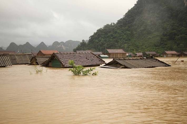 La délégation diplomatique des États-Unis partage les difficultés des sinistrés d’inondations au Centre du Vietnam