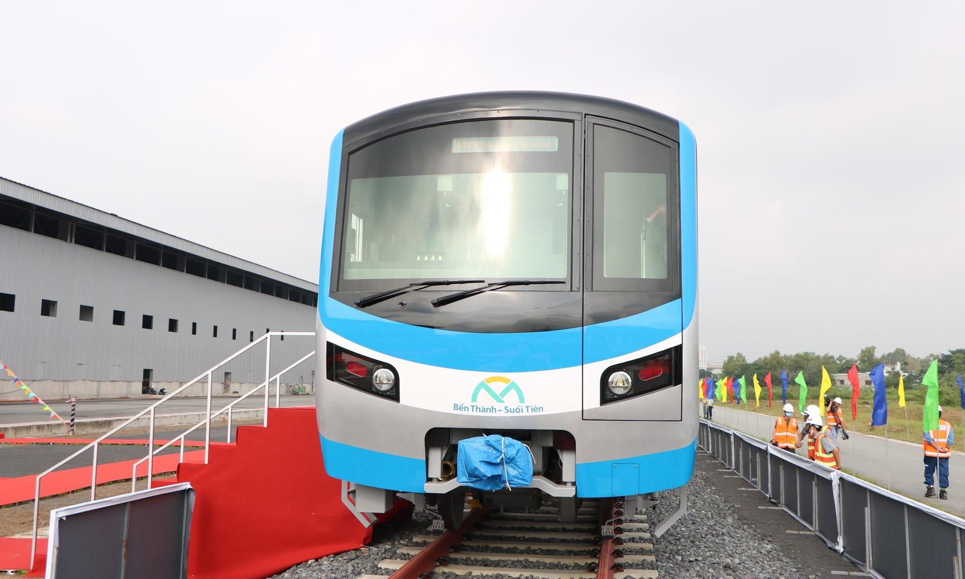 La première rame de la ligne de métro Ben Thanh-Suoi Tien arrive à Ho Chi Minh-Ville