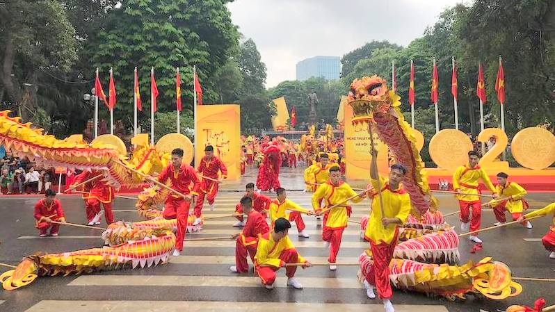 Exposition de photos et festival de danse du dragon pour marquer le jour de la libération de Hanoi