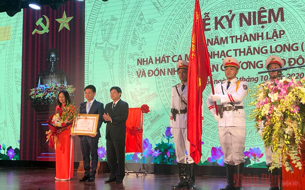 Le Théâtre de chant, de danse et de musique de Thang Long reçoit le l’Ordre du Travail de 3e classe