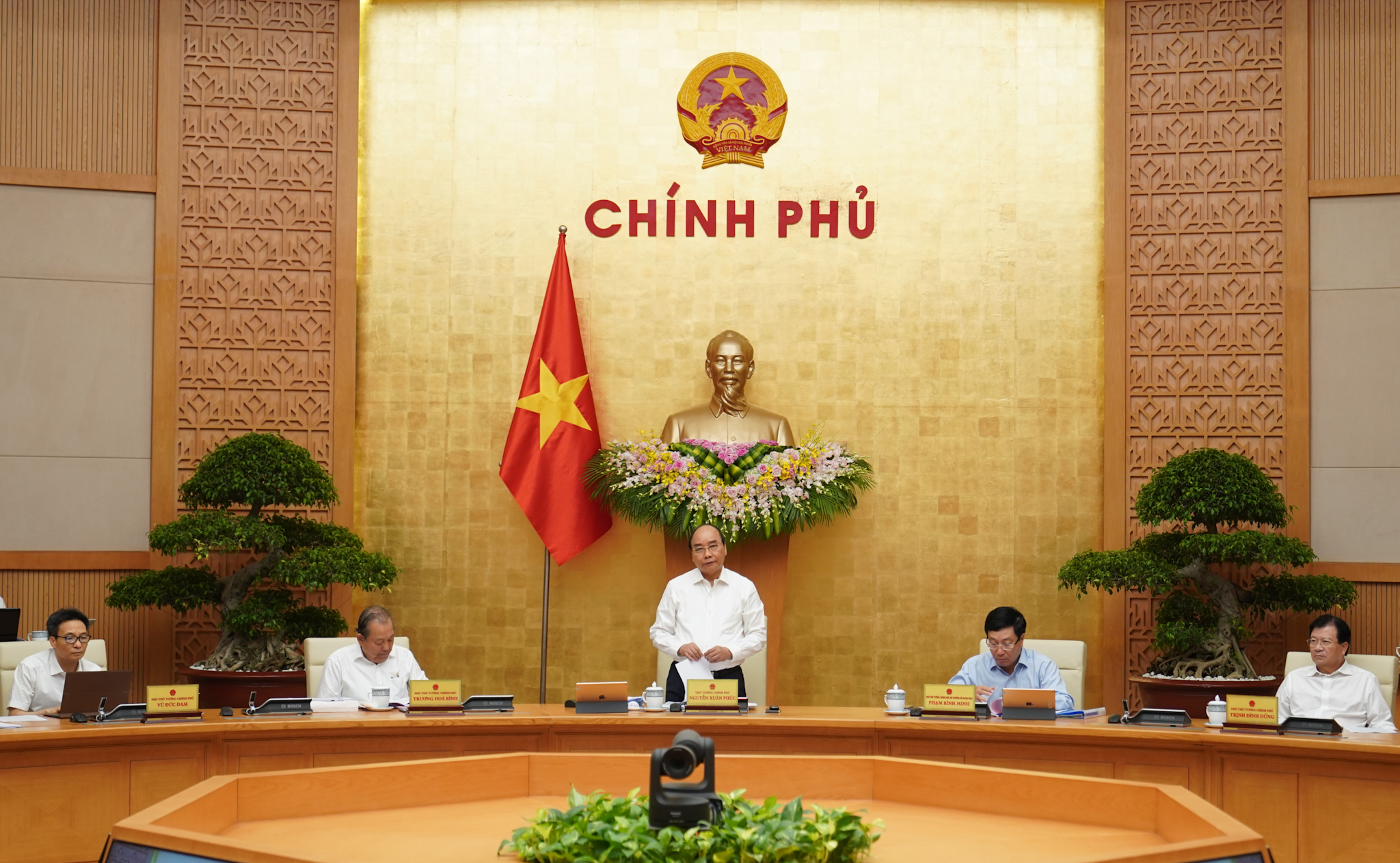 Le PM Nguyen Xuan Phuc La situation socio-économique s améliore de plus en plus