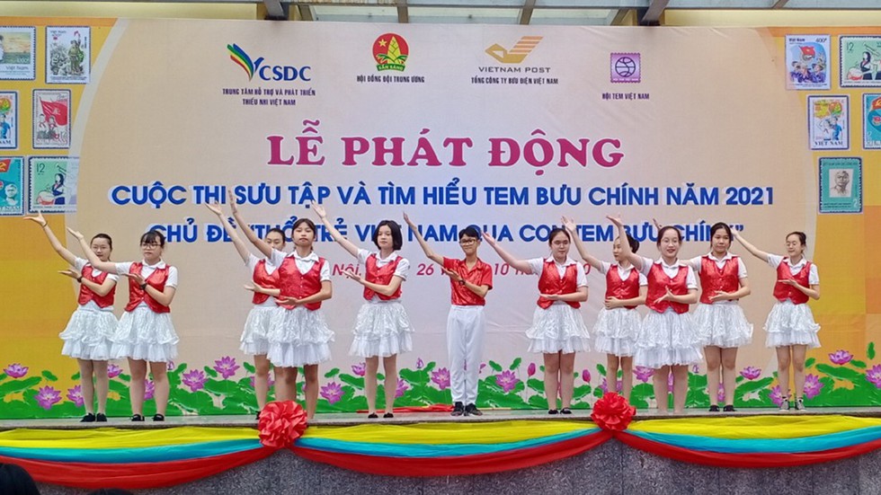 La jeunesse du Vietnam avec les timbres-poste