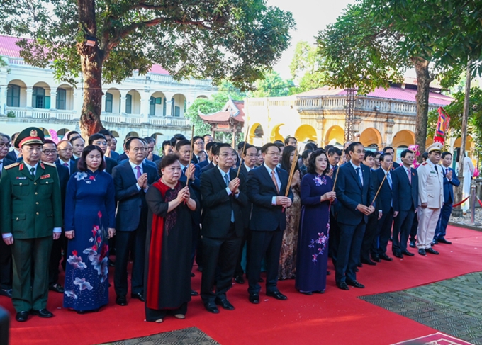 1010e anniversaire de Thang Long – Hanoï les dirigeants de Hanoï rendent hommage au roi Ly Thai To