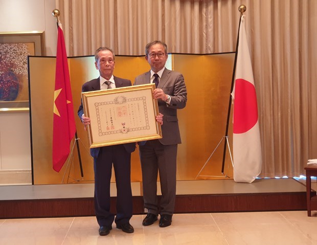 Un professeur vietnamien reçoit l Ordre du Soleil Levant du Japon