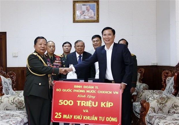 Le ministère vietnamien de la Défense offre des fournitures médicales au Laos