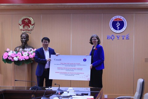 COVID-19 le Canada remet plus de 120 000 masques au Vietnam