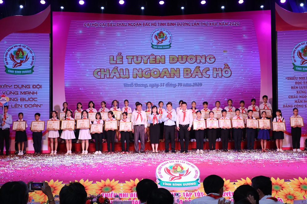 Binh Duong Plus de 200 élèves honorés du titre d enfant sage de l’Oncle Hô