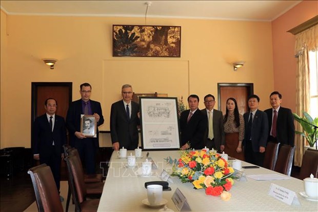 La France offre à la province de Lam Dong une copie numérisée de la conception du Palais de Bao Dai