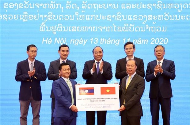 Remise symbolique de 1 000 tonnes de riz au Laos pour soutenir les sinistrés des intempéries