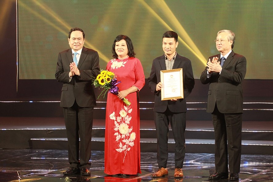 Remise du Prix de la presse Pour l’œuvre de la grande unité nationale