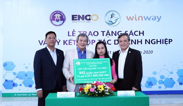 Remise de livres d un Vietnamien à l étranger à une université à HCM-Ville
