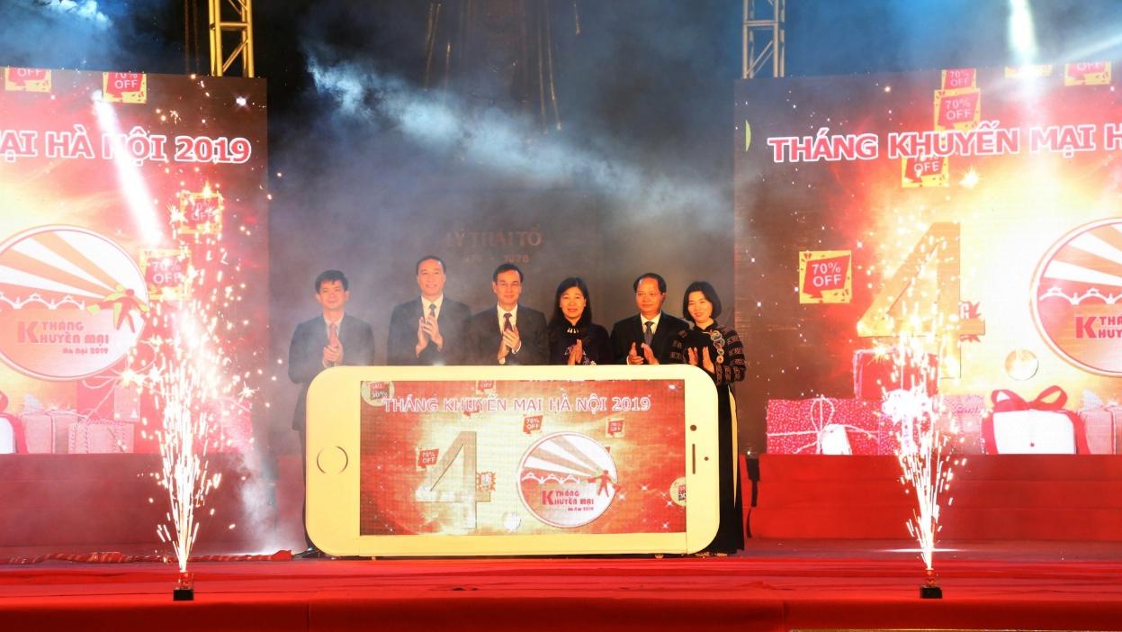 Lancement du Mois de promotion commerciale et de la Journée sans cash à Hanoi
