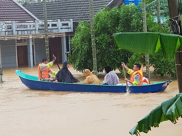 Dons des Vietnamiens d’outre-mer aux sinistrés du Centre
