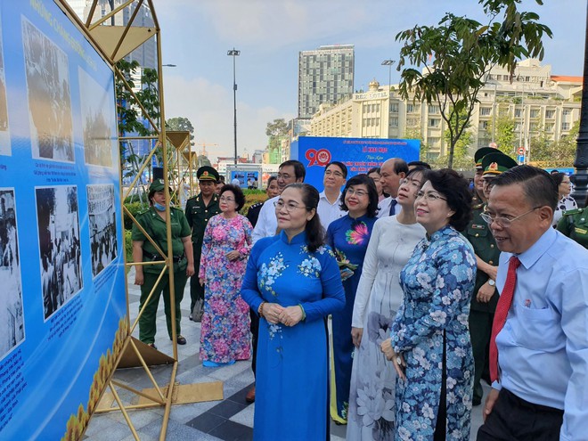Exposition de photos sur les 90 ans du secteur de sensibilisation auprès de masses du Parti