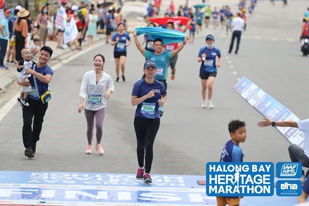 Marathon 2 500 athlètes suivent la ligne bleue et embrassent Ha Long