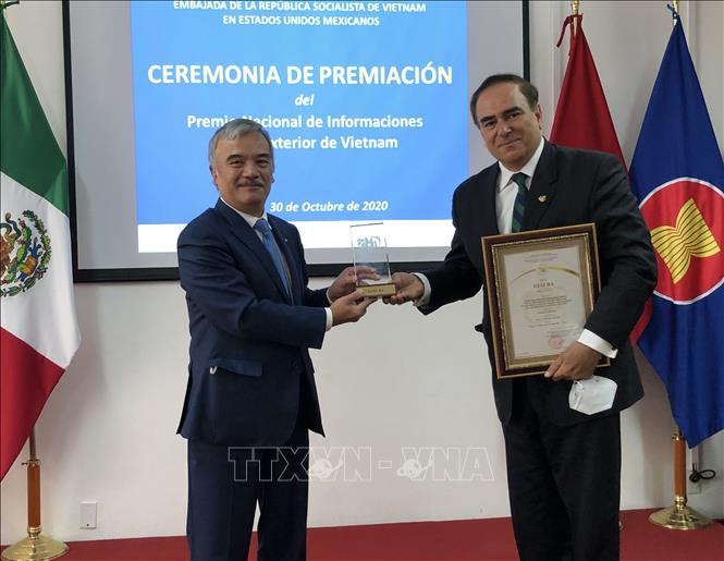 Remise de Prix nationaux de l’information pour l’étranger 2020 à des auteurs mexicains