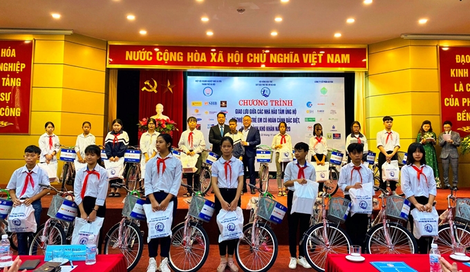 Hanoï 27 000 dollars remis à 321 enfants en difficulté