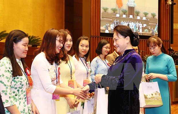 La présidente de l’AN Nguyên Thi Kim Ngân rencontre des enseignants exemplaires de 2020