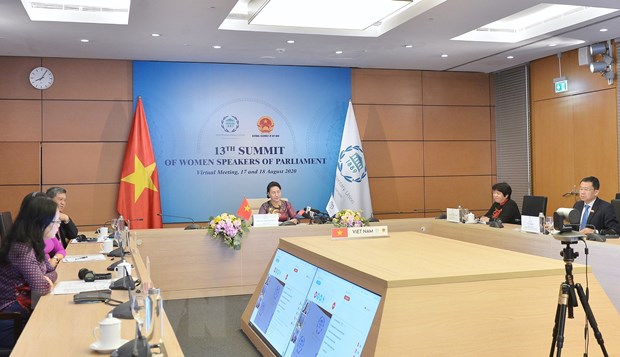 Des parlementaires vietnamiens à une session en ligne extraordinaire du Conseil directeur de l’UIP