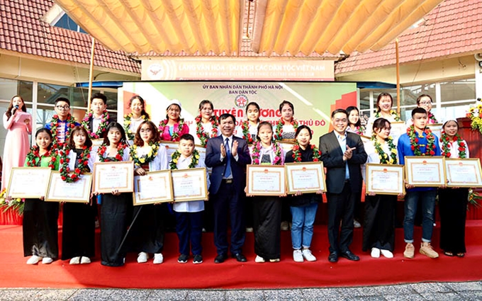 Hanoi 170 élèves et étudiants excellents issus d’ethnies minoritaires à l’honneur